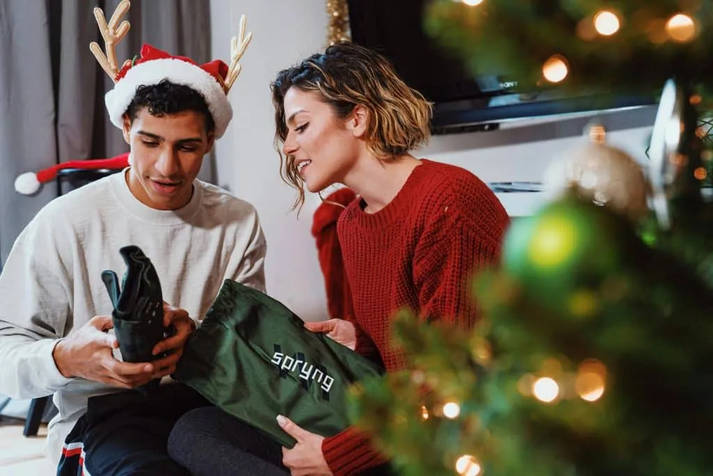 Scène de famille chaleureuse composée autour du sapin de Noël